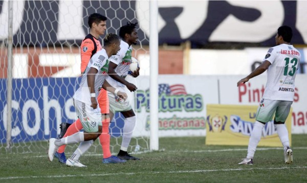 Carlos Bernárdez corre a celebrar su gol de penal contra Jonathan Rougier.