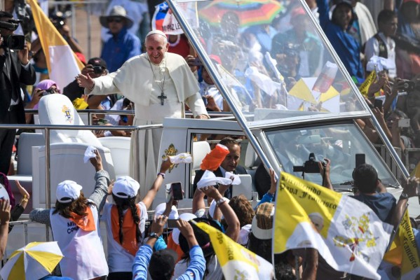 El papa Francisco bendice a la multitud durante la plegaria del Angelus, en la ventana de su estudio con vistas a la Plaza de San Pedro, en el Vaticano, el domingo 4 de julio de 2021. (AP Foto/Alessandra Tarantino)
