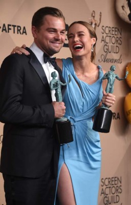 Leonardo Dicaprio (L), winner of Outstanding Performance by a Male Actor in a Leading Role; and Brie Larson, winner of Outstanding Performance by a Female Actor in a Leading Role pose in the press room at the 22nd Annual Screen Actors Guild Awards at The Shrine Auditorium on January 30, 2016 in Los Angeles, California. AFP PHOTO/FREDERIC J. BROWN