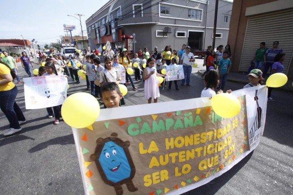 Los escolares participaron de un desfile por la 3 avenida de San Pedro Sula.