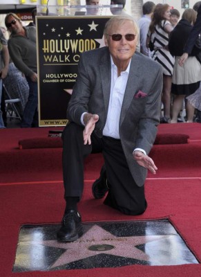 PBX02. HOLLYWOOD (EEUU), 05/04/2012.- El actor estadounidense Adam West posa hoy, jueves 5 de abril de 2012, tras recibir su estrella en el Paseo de la Fama de Hollywood, EEUU. EFE/PAUL BUCK
