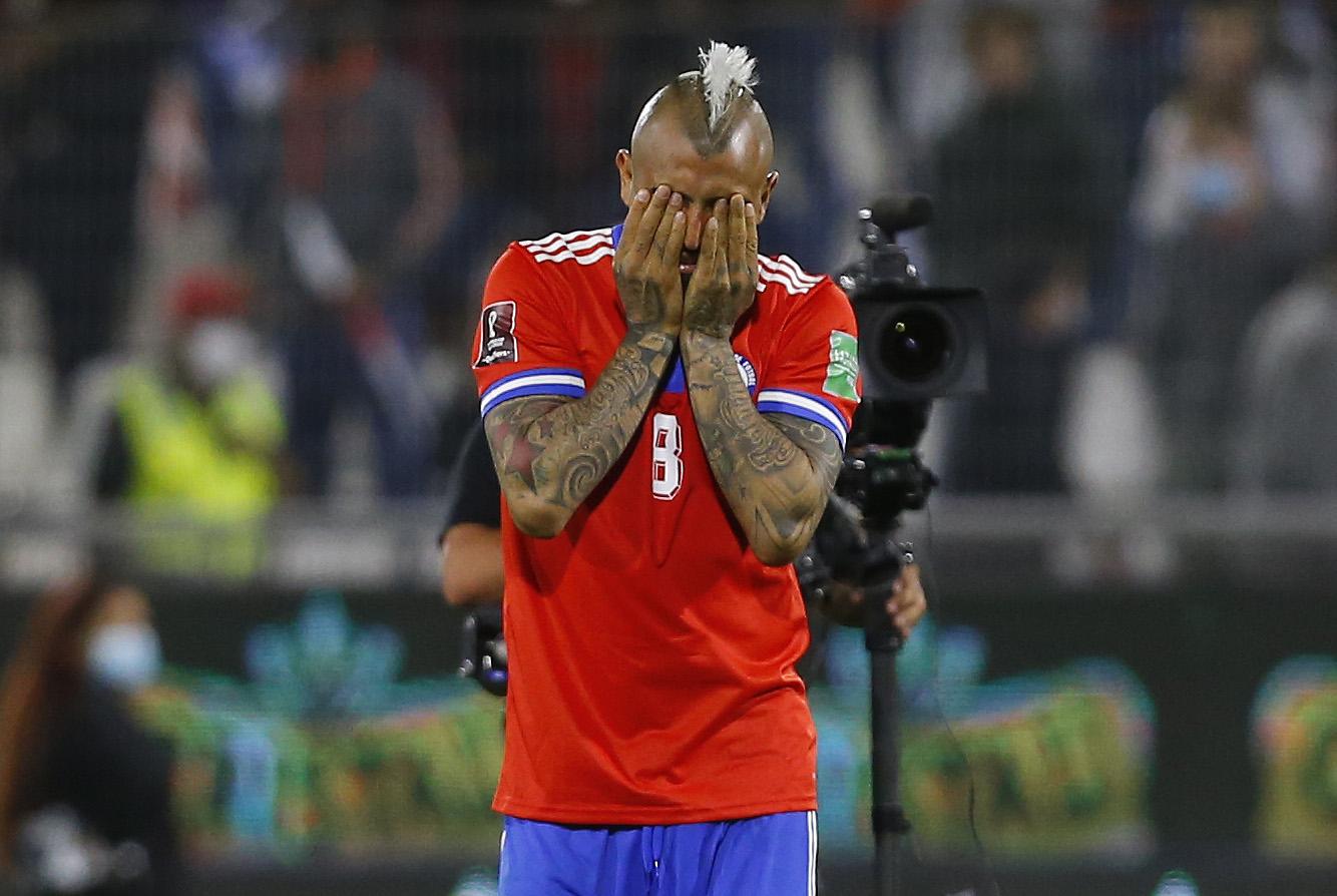 Arturo Vidal no pudo evitar las lágrimas tras la debacle de Chile. Foto EFE.