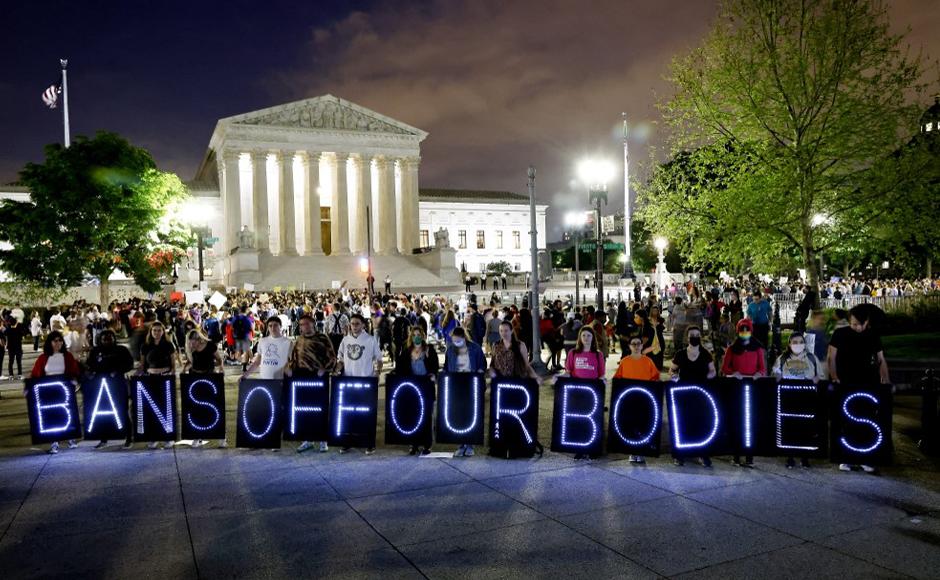 Activistas de MoveOn y Abortion Access se reúnen frente a la Corte Suprema de los Estados Unidos para exigir que se mantengan las #BansOffOurBodies.