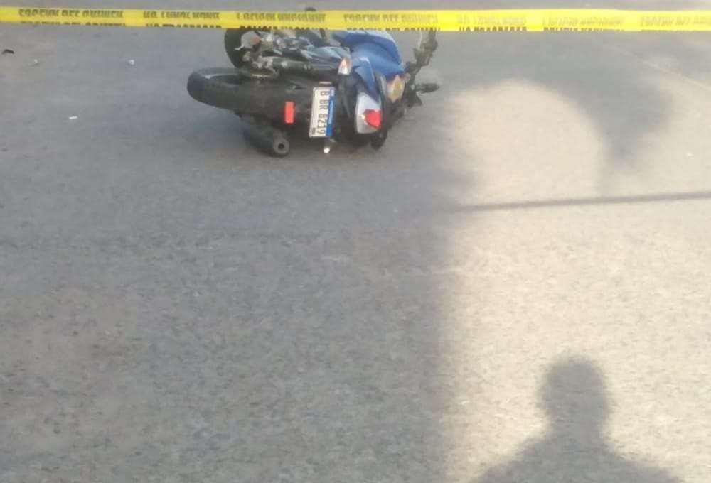 A un costado de la motocicleta quedó el cadáver de Riccy Reyes, quien hacía tres minutos había salido de una tienda.