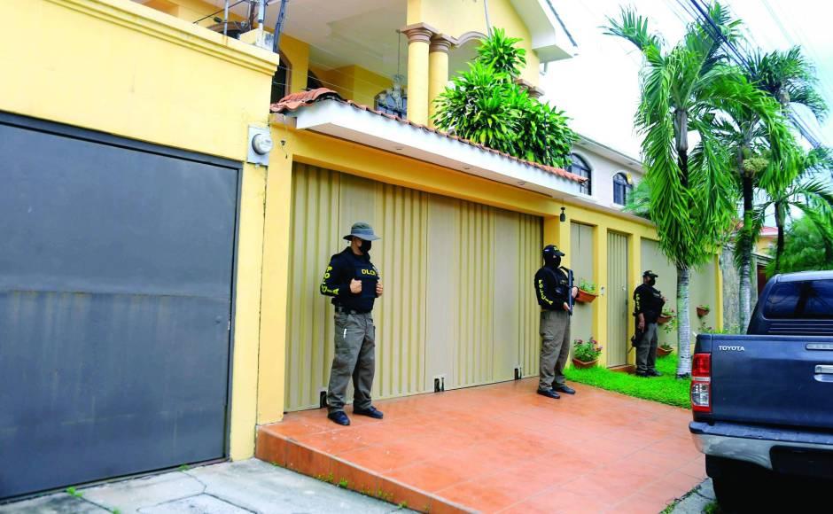 En San Pedro Sula, los agentes allanaron siete puntos, al igual que en Santa Rosa de Copán, donde fueron inspeccionados algunos negocios para recabar pruebas.