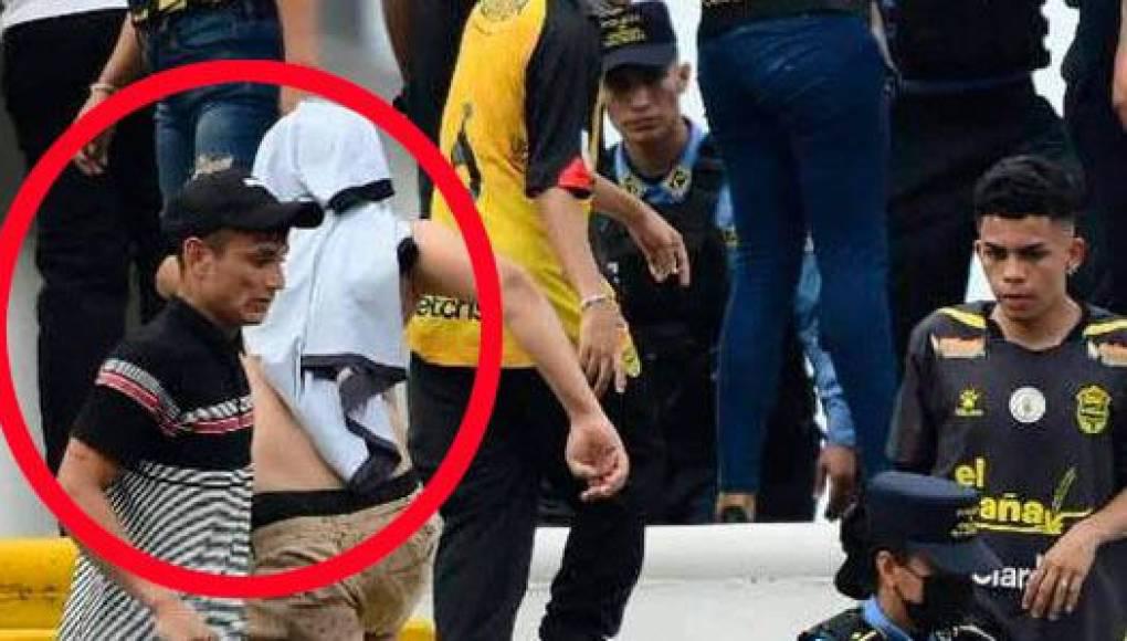El agresor propinó una patada a una agente policial después del cierre de un partido de fútbol en San Pedro Sula.