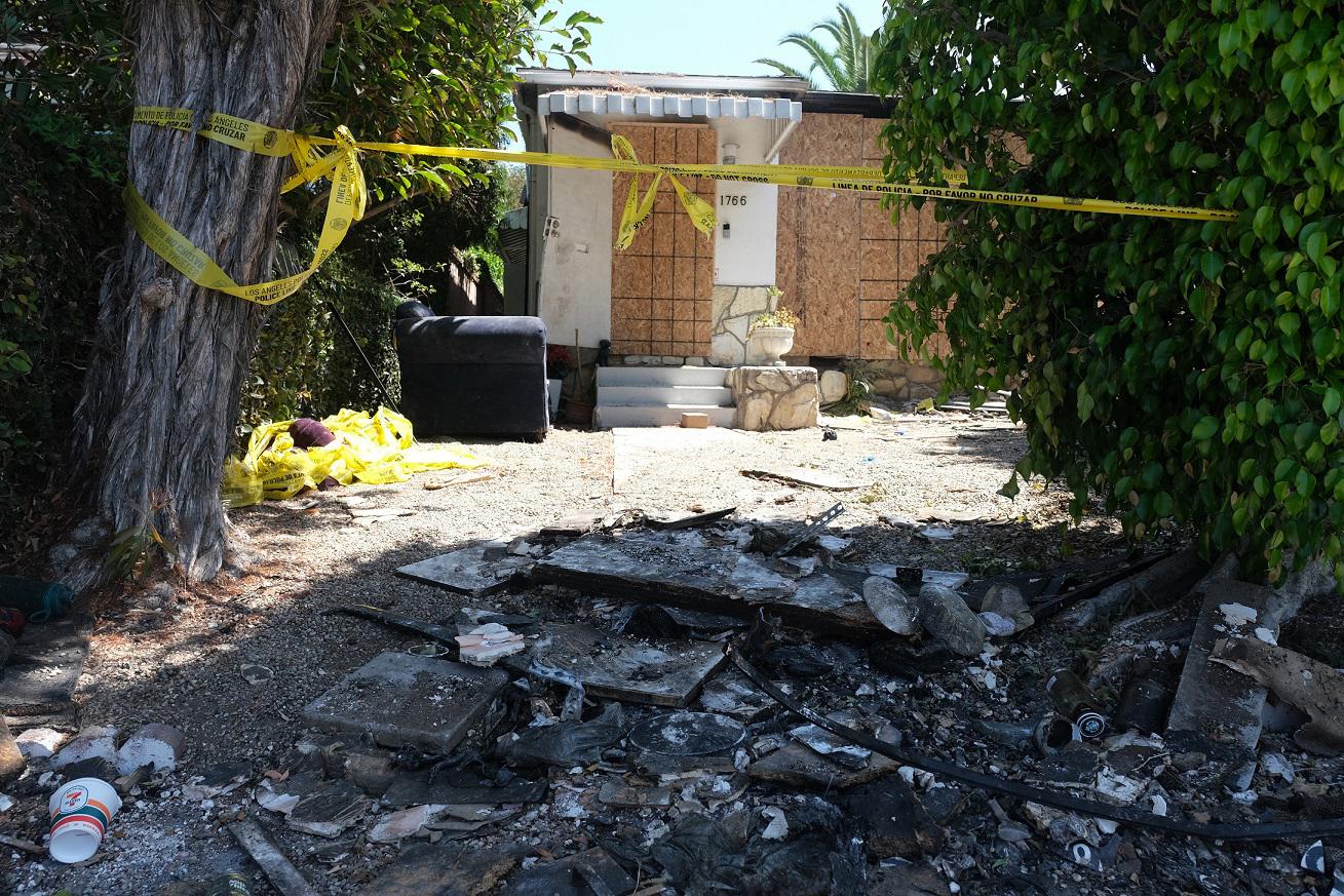 Escombros carbonizados y cinta de precaución en el sitio donde la actriz estadounidense Anne Heche se estrelló contra una casa en Mar Vista, California, el 5 de agosto.
