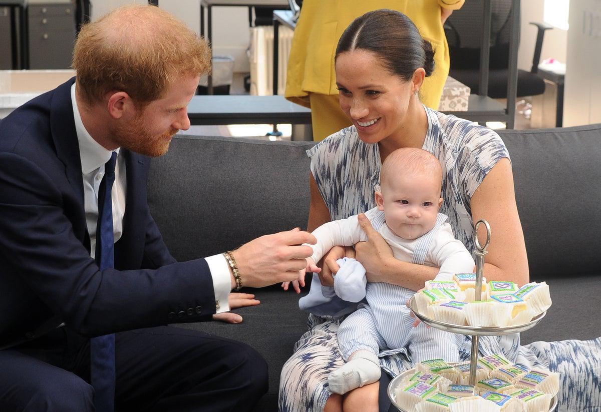 El Príncipe Harry y Meghan Markle con su hijo Archie.