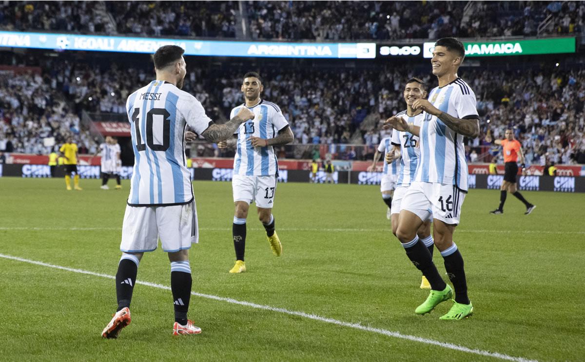 Messi se despachó con un nuevo doblete con la camisa de Argentina.