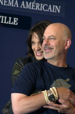 (FILES) In this file photo taken on September 07, 2002 Italian actress Asia Argento poses with US director Rob Cohen during the 28th American Film Festival of Deauville before the screening of Cohen's film 'XXX'. - In an interview published on January 22, 2021 with Italian daily Corriere della Sera, leading #MeToo figure Asia Argento made fresh accusations of sexual abuse, directed at 'The Fast and the Furious' US director Rob Cohen, saying the assault happened while she was filming Cohen's action movie 'xXx' in 2002. (Photo by MYCHELE DANIAU / AFP)