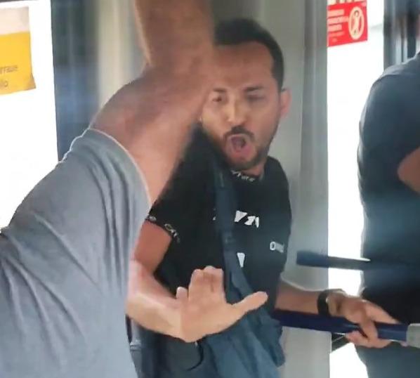 Video: Golpean a hombre por acosar mujeres en el autobús