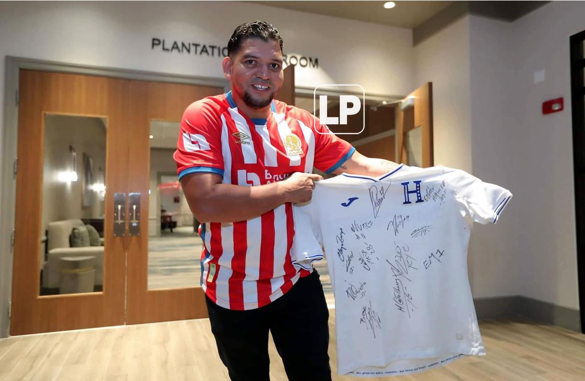 Kelvin Estrada posando con la camiseta de la Selección de Honduras.