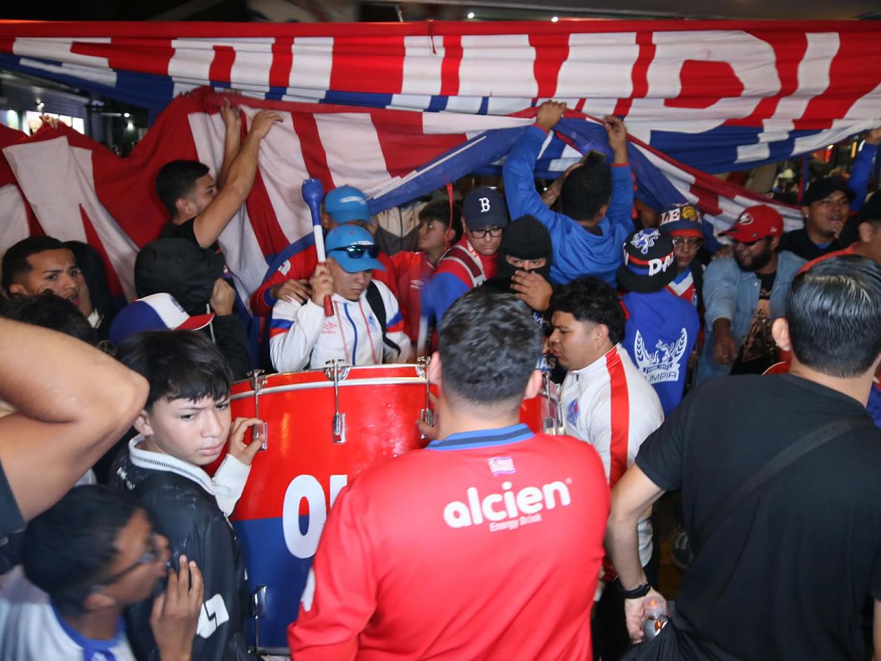Espectacular banderazo de la afición del Olimpia y piden la Copa 40 ante Marathón