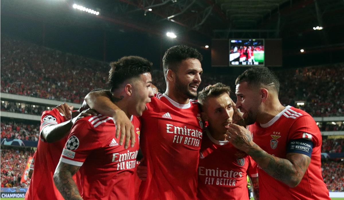 Jugadores del Benfica festejan el autogol de Danilo Pereira para el empate.