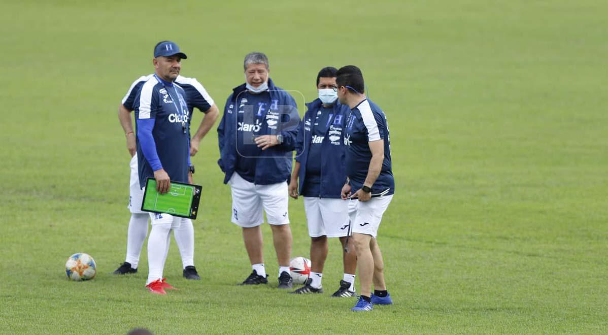“Bolillo” Gómez junto a su cuerpo técnico en el primer día de trabajo oficial con la Bicolor.