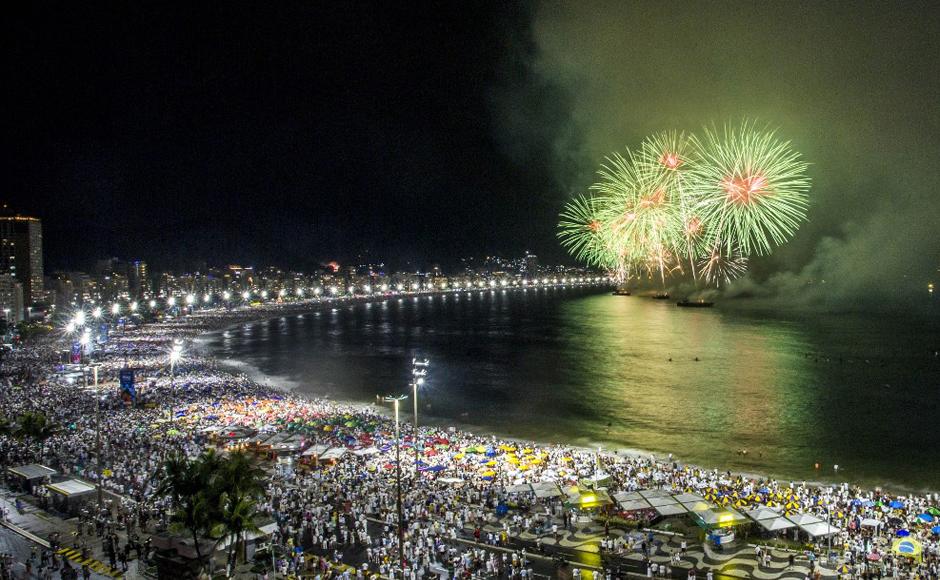 Los fuegos artificiales estallaron en la playa de Copacabana para conmemorar el Año Nuevo en Río de Janeiro, Brasil.