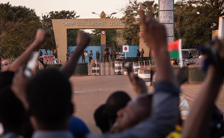 La gente se reúne en la plaza de la Nación para celebrar y apoyar a las Fuerzas Armadas de Burkina Faso en Uagadugú.