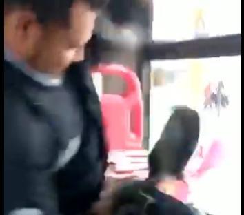 Video: Conductor de autobús le da tremenda paliza a pasajero