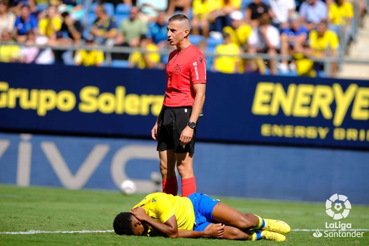 El delantero hondureño se duele tras sufrir una falta.