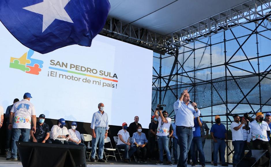 Armando Calidonio exponiendo su agradecimiento y nuevos retos en caso de ser reelegido alcalde de San Pedro Sula.