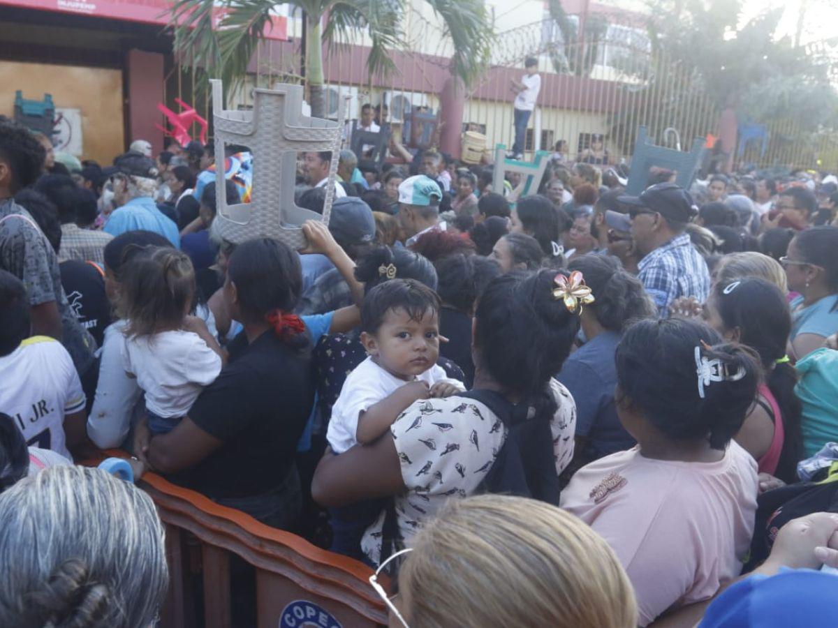 Entrega de bono familiar termina en caos y disparos en escuela de San Pedro Sula