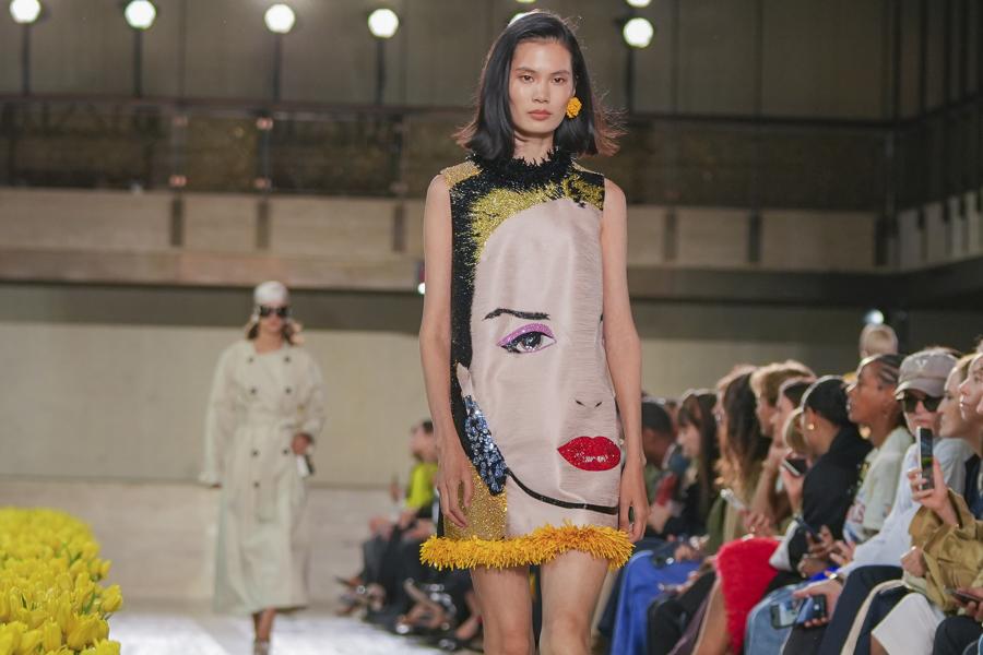 La marca Carolina Herrera celebra 45 años de moda fiel a su identidad