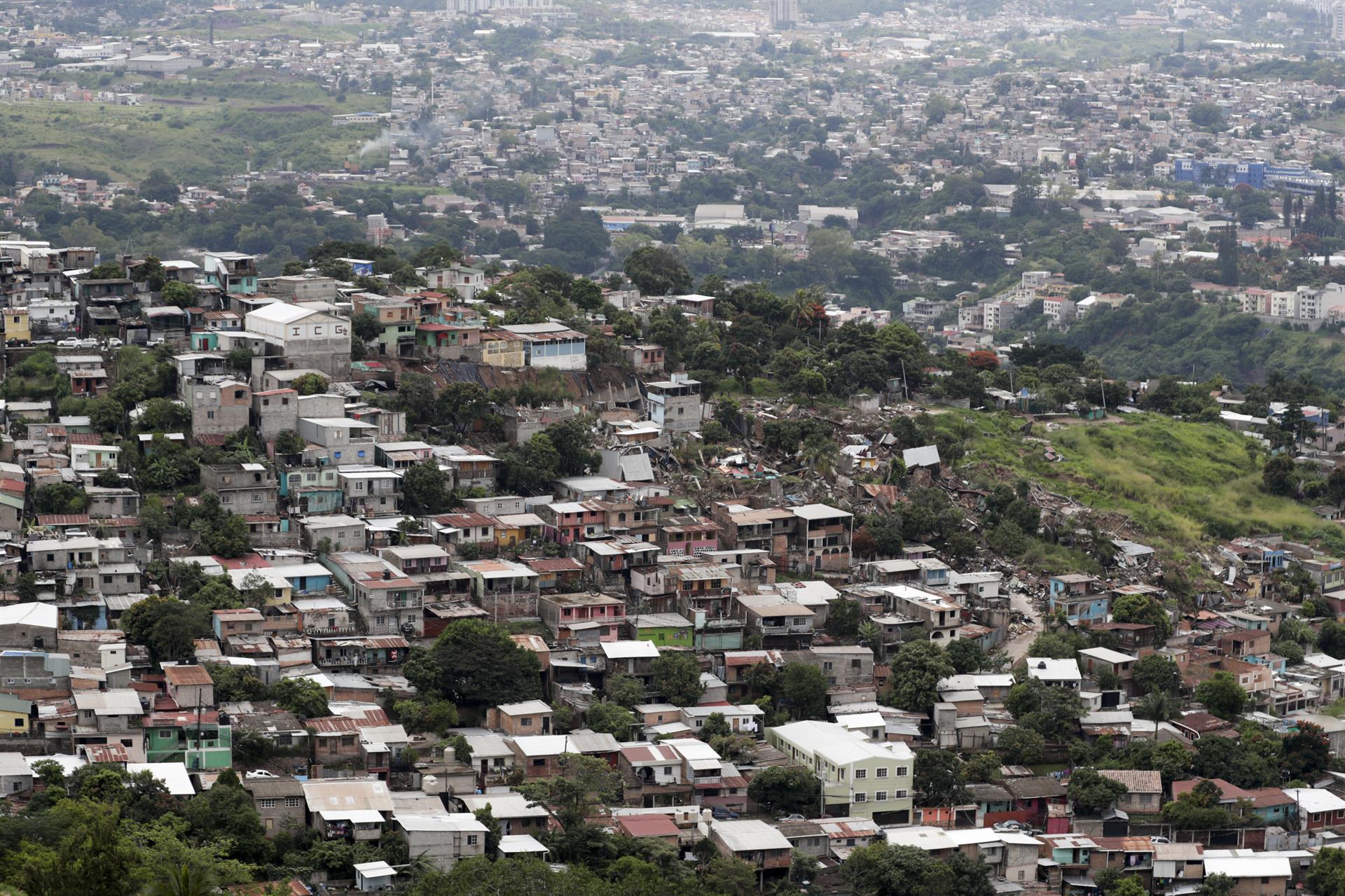 Vista aérea del barrio la Guillen, donde se vieron afectadas decenas de casas tras una falla geológica por las constantes lluvias, hoy, en Tegucigalpa (Honduras).