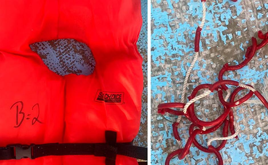 Chaleco salvavidas y llave de moto acuática encontrados en las aguas beliceñas.
