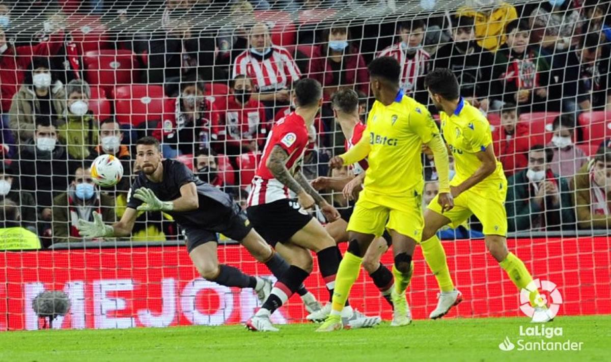 El ‘Choco‘ Lozano golpea el balón ante los jugadores del Athletic, Mikel Vesga (c) y Dani García.