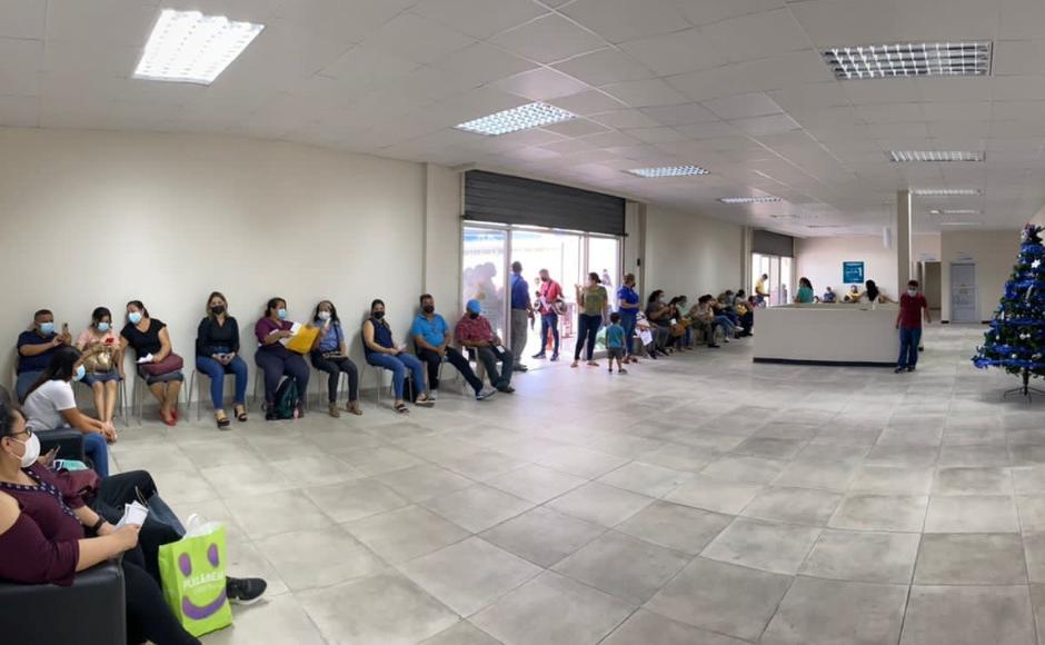 Un grupo de ciudadanos esperando la emisión de su pasaporte en las instalaciones de Migración.