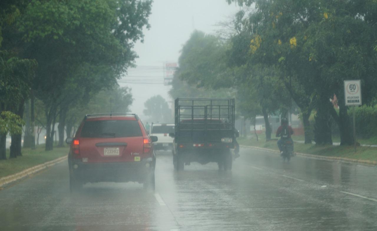 En ciudades como San Pedro Sula y Tegucigalpa, en donde las lluvias inundan calles y avenidas, la precaución debe ser mayor al momento de conducir. Fotografía: La Prensa.