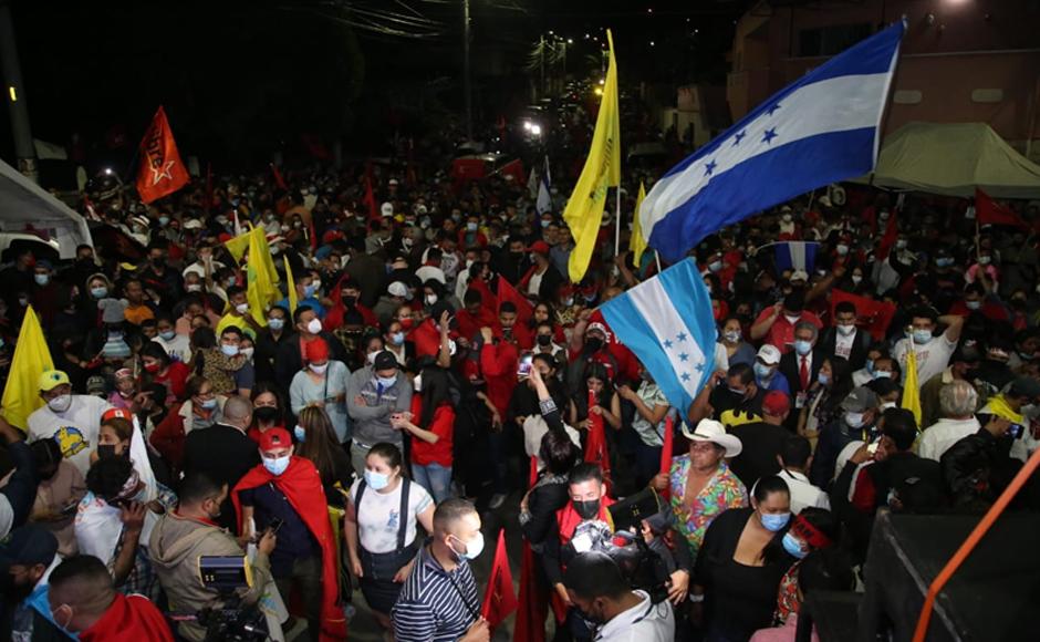 Simpatizantes del Partido Libre celebrando el triunfo virtual de Xiomara Castro.