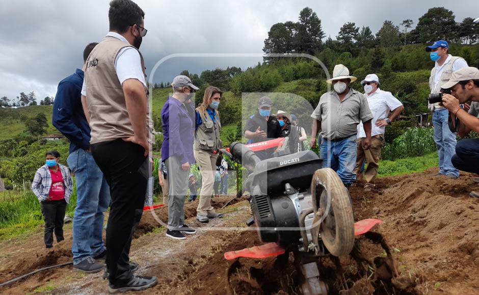 El uso del motocultor ha ayudado a agilizar la preparación de la tierra en las parcelas de Cerro Verde.