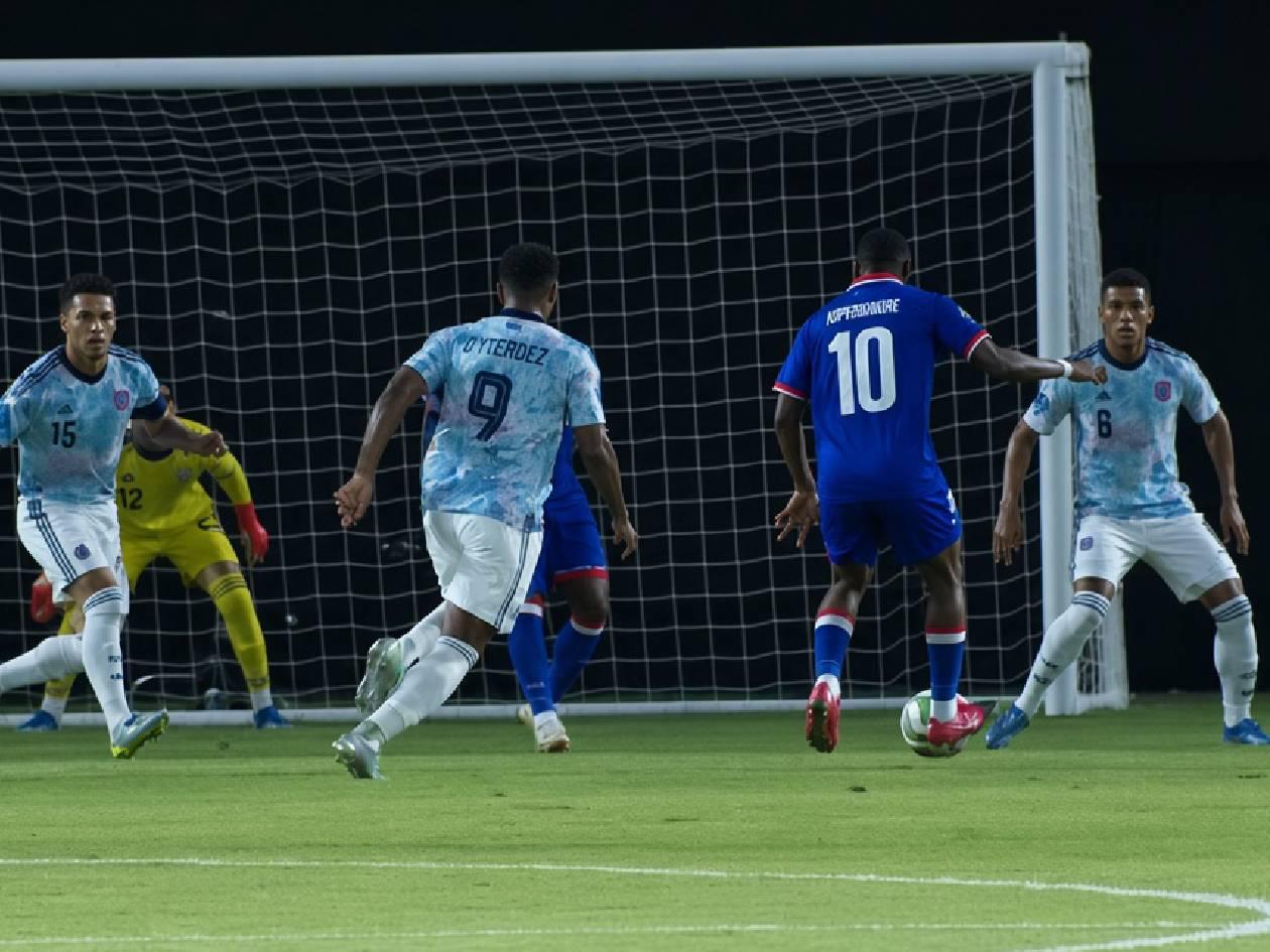 Costa Rica hace otro ridículo al caer ante Haití y queda al borde del abismo
