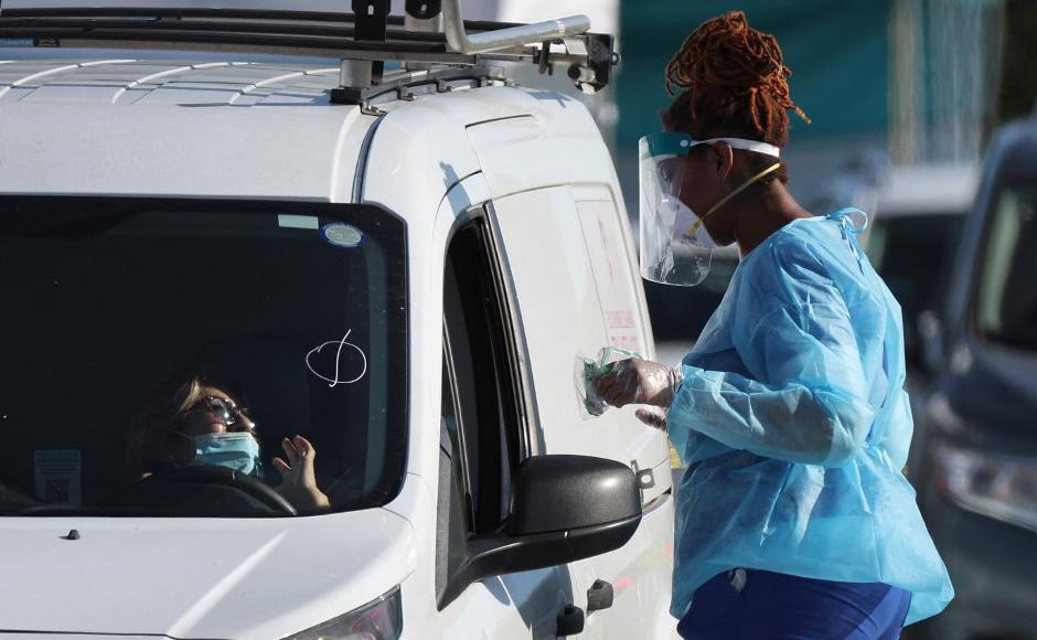 Un trabajador de la salud realiza una prueba en zoológico de Miami.