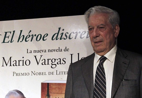GRA189 MADRID, 11/9/2013.- El escritor Mario Vargas Llosa sitúa en el Perú actual su nueva novela, 'El héroe discreto', una historia de chantajes, venganza y codicia desmedida en la que reivindica la cultura como arma para luchar contra la barbarie y destaca la importancia de tener convicciones morales y de defenderlas. En la foto, Vargas LLosa durante la presentación de su novela hoy en la Casa de América.EFE/Kote