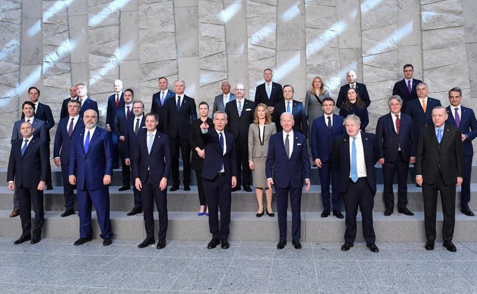 (Primera fila, desde la derecha) El presidente de Turquía, Recep Tayyip Erdogan; el primer ministro de Gran Bretaña, Boris Johnson; el presidente de EE.UU., Joe Biden; el secretario general de la OTAN, Jens Stoltenberg; el primer ministro de Bélgica, Alexander De Croo, con los líderes de la alianza militar encabezada por EE. UU. posan para una foto en Bruselas.