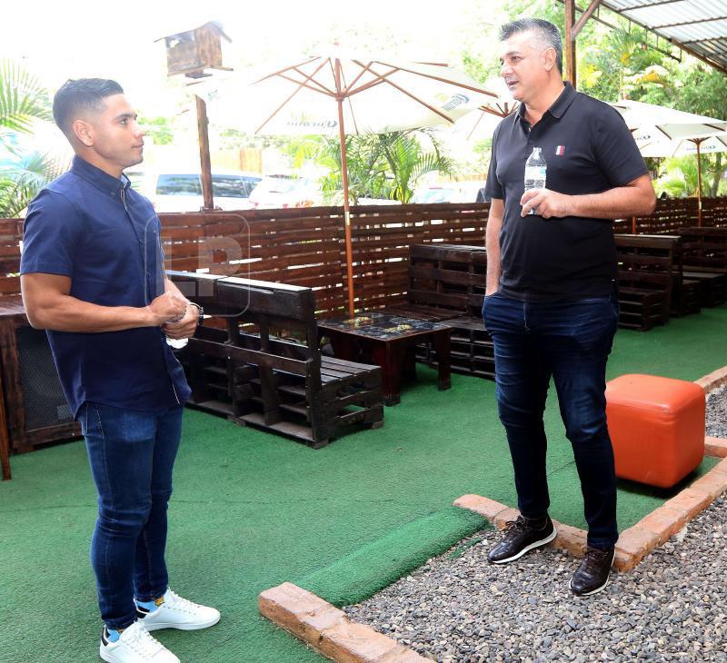 Previo a la entrevista en Plaza Garden en Valle de Ángeles, Carlos Pineda compartió con Diego Vázquez, seleccionador de Honduras.