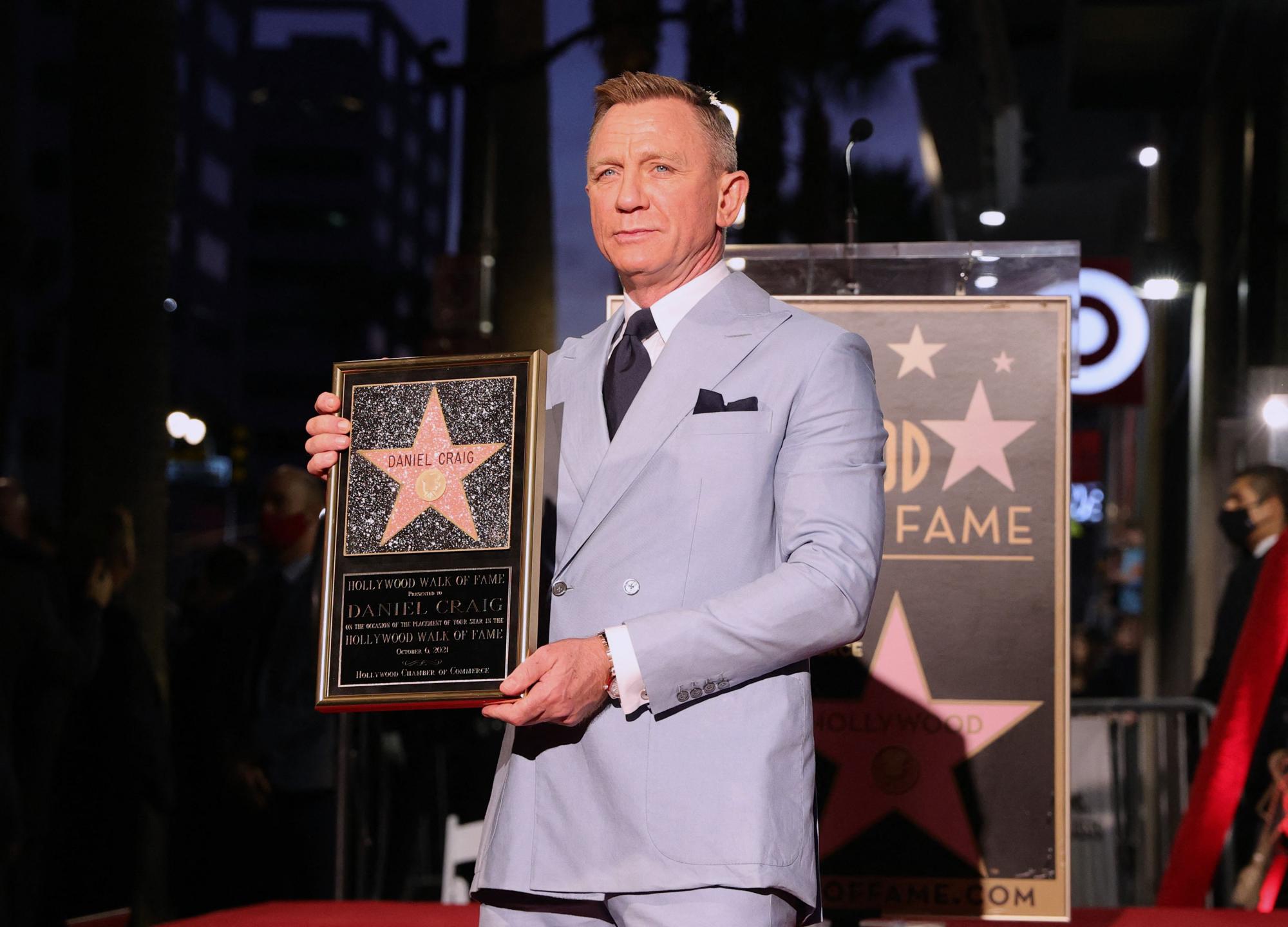 Daniel Craig posa con su estrella honorífica.
