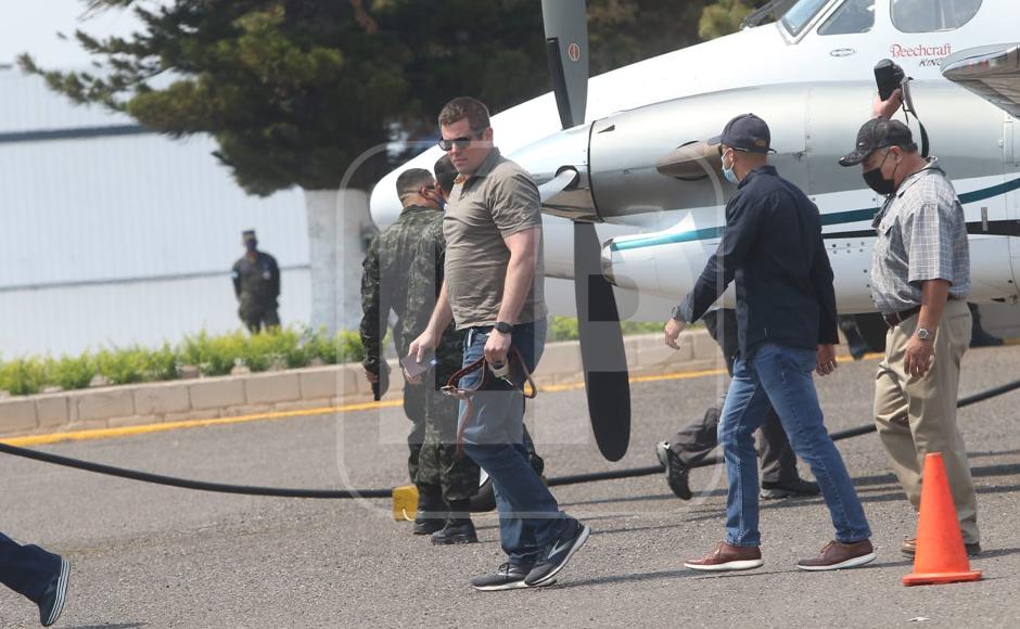 Miembros de la DEA cuando se bajaban de la aeronave para recibir formalmente al expresidente hondureño.