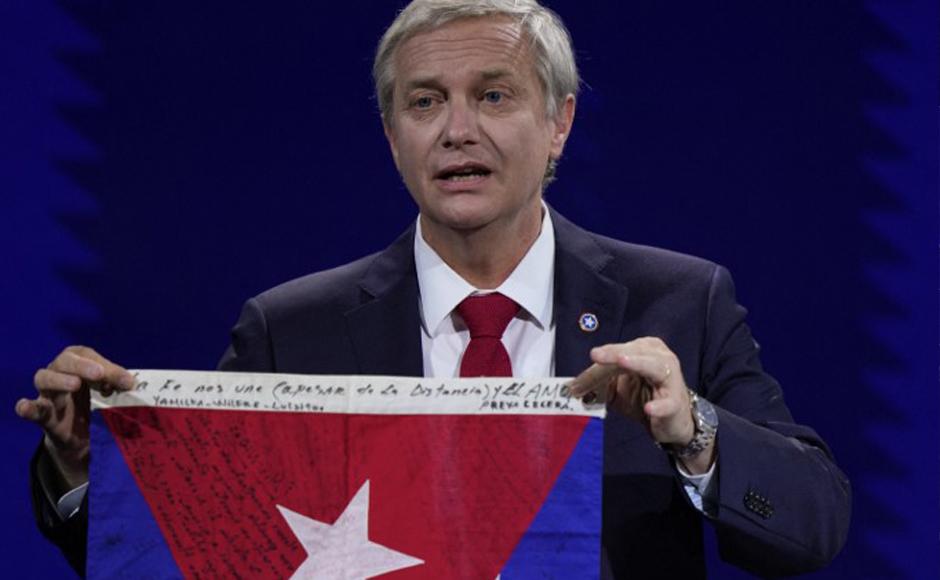 El candidato presidencial chileno José Antonio Kast, del Partido Republicano, sostiene una bandera cubana antes de un debate televisado en TVN en Santiago.