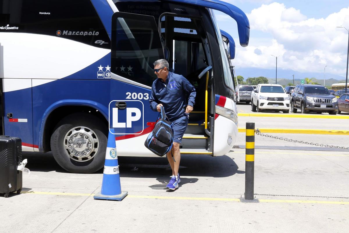 Diego Vázquez, bajando del autobús de la Selección de Honduras a su llegada al aeropuerto Ramón Villeda Morales de San Pedro Sula.