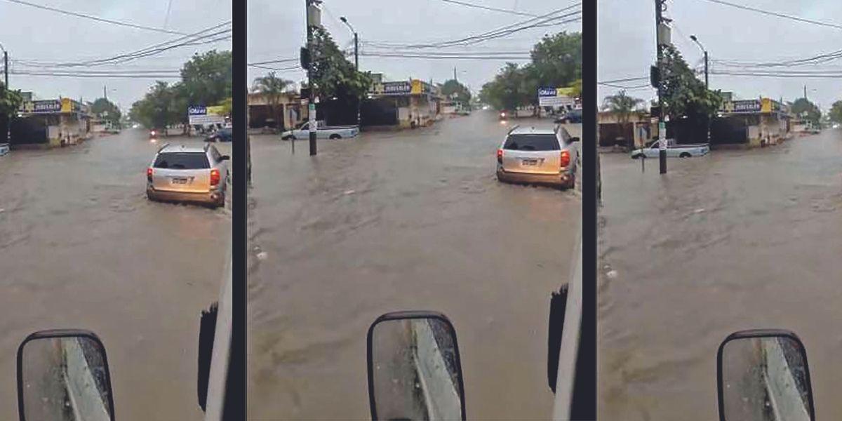 Inundaciones por varias horas de lluvia en el sector Satélite.
