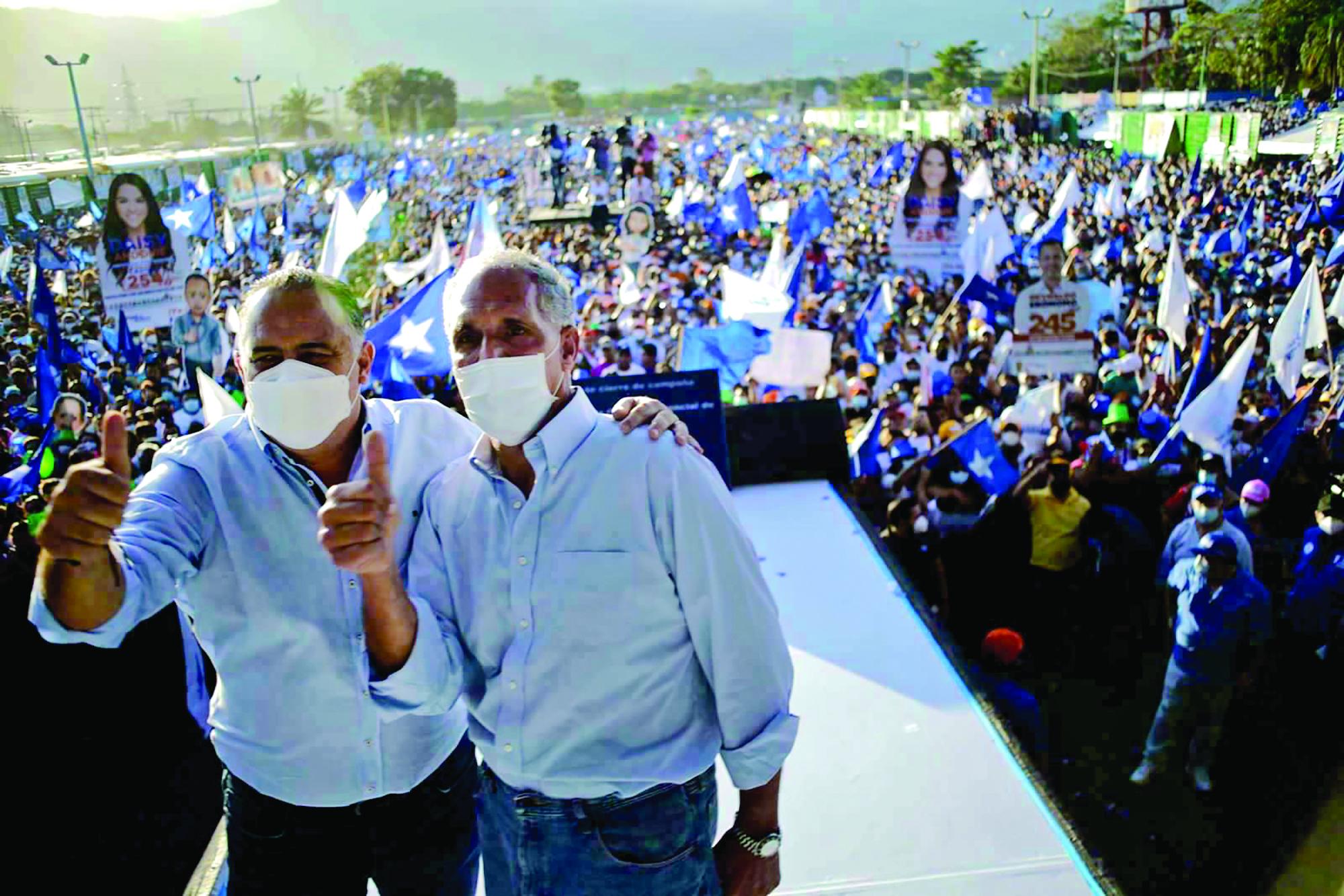 Asfura junto a Armando Calidonio, alcalde y candidato de San Pedro Sula, en un mitin en esa ciudad.