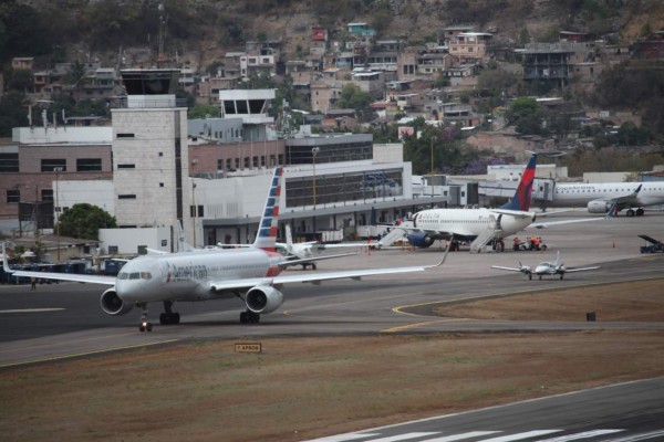 Un avión se prepara para despegar del Aeropuerto Internacional de Toncontín.