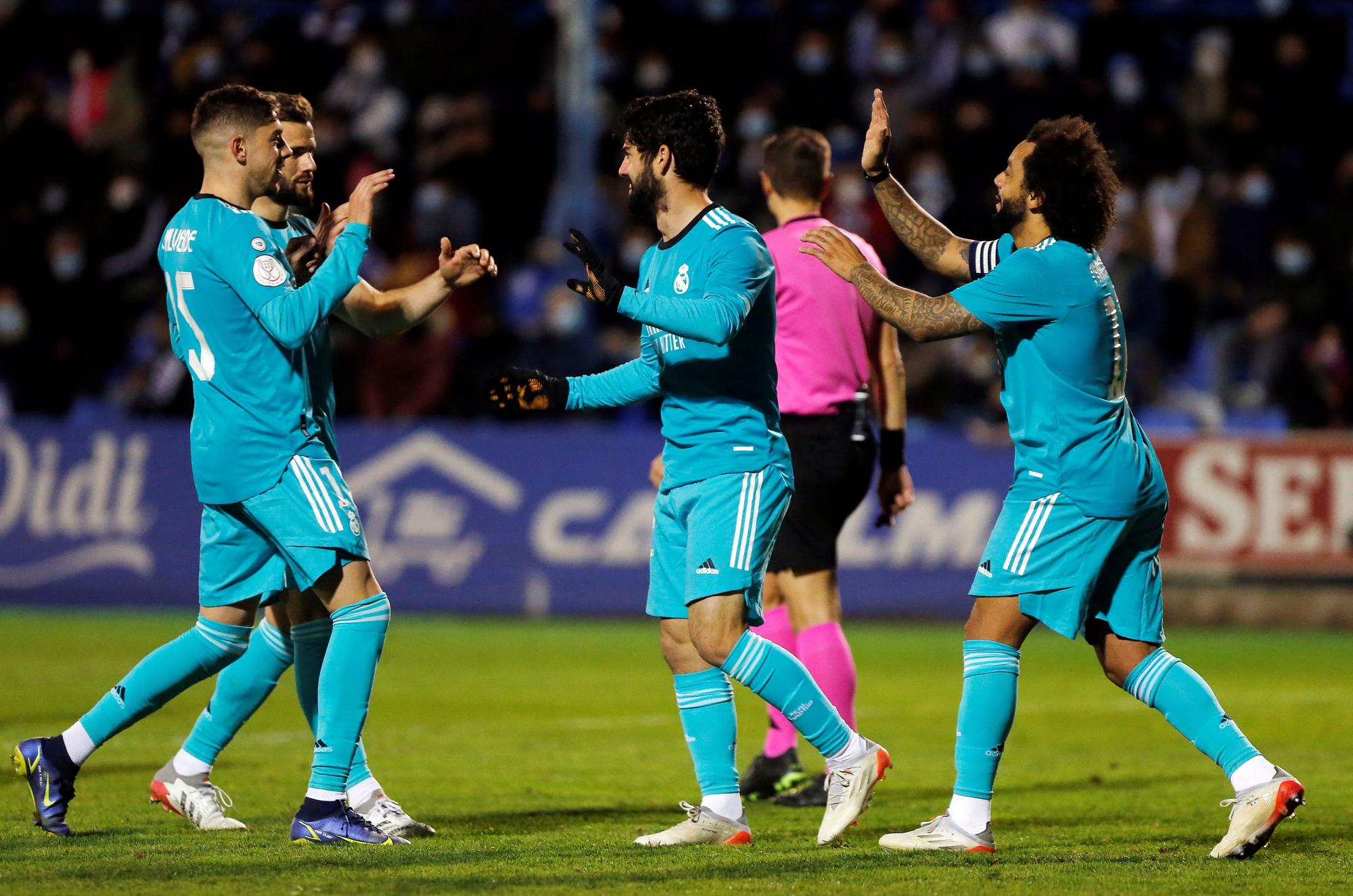 Isco se encargó de liquidar el duelo y así fue felicitado por sus compañeros del Real Madrid.