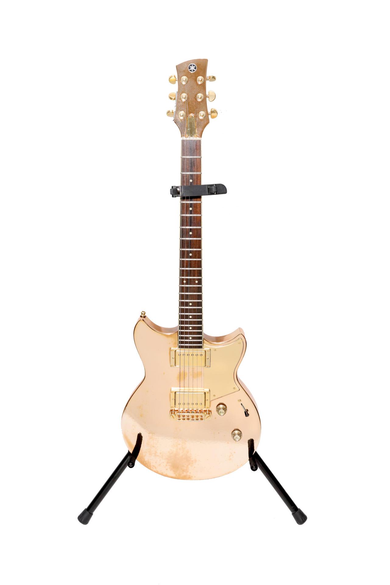Fotografía muestra la guitarra eléctrica Yamaha Revstar dorada usada por Shakira en la gira El Dorado.