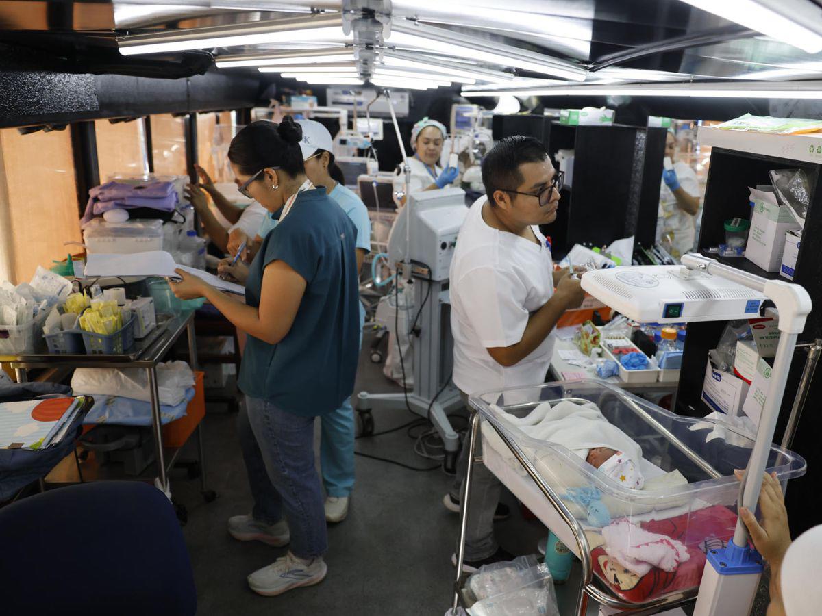 Una barbería móvil se convierte en sala de neonatos tras el terremoto en Panamá