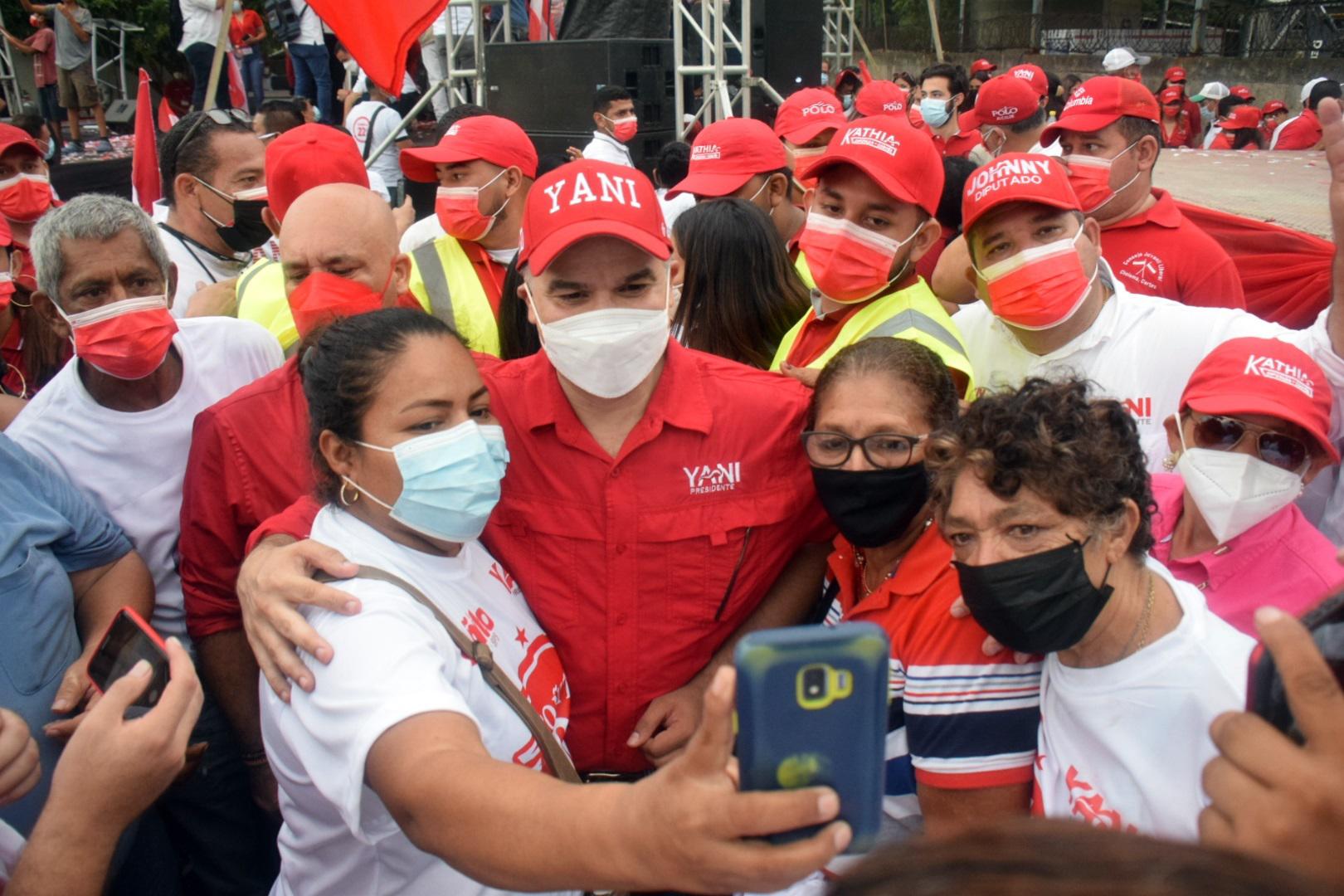 Fotografía cedida por el Partido Liberal que muestra al candidato presidencial Yani Rosenthal (d) durante un evento de campaña el 4 de septiembre de 2021 en el municipio de Choloma (Honduras).