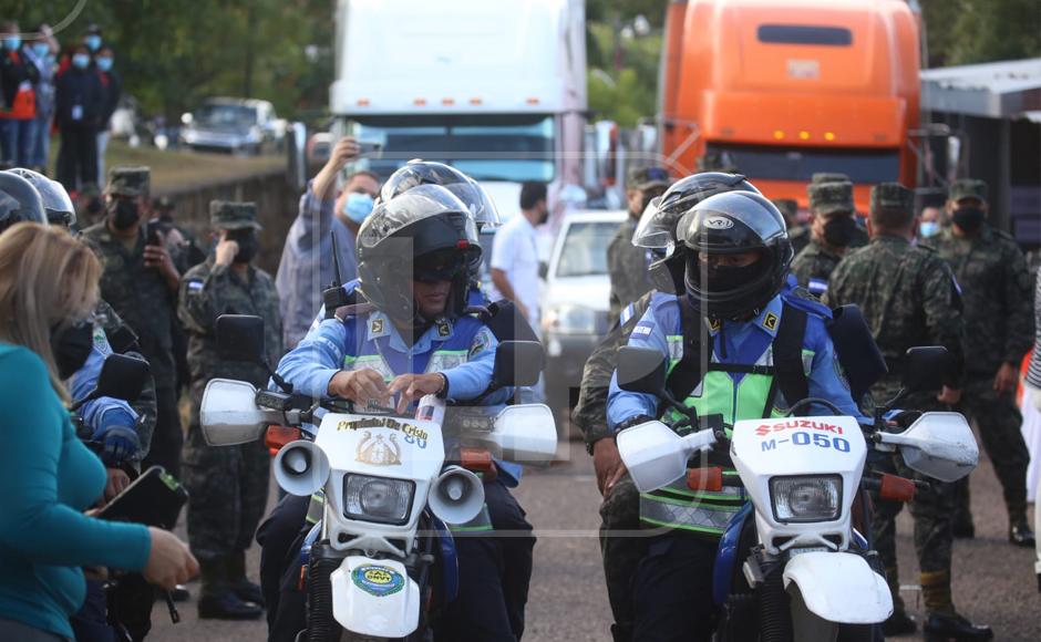 Los cuerpos de seguridad durante el traslado del material electoral.